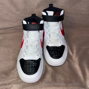 Nike Court Borough Mid 2 Boys’ Sneaker